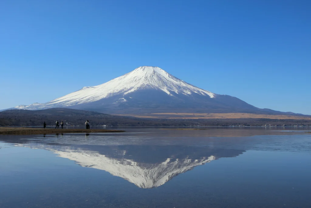 Discover the iconic reflection of Mount Fuji on Lake Yamanaka’s calm waters — a dream scene for photographers and nature lovers alike.